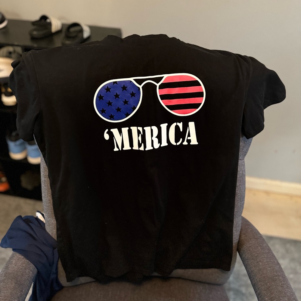 America Sunglasses T-shirt. Size XL. Men’s.